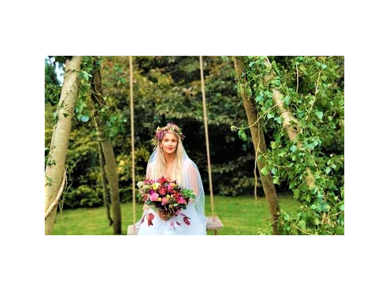 bride-on-swing